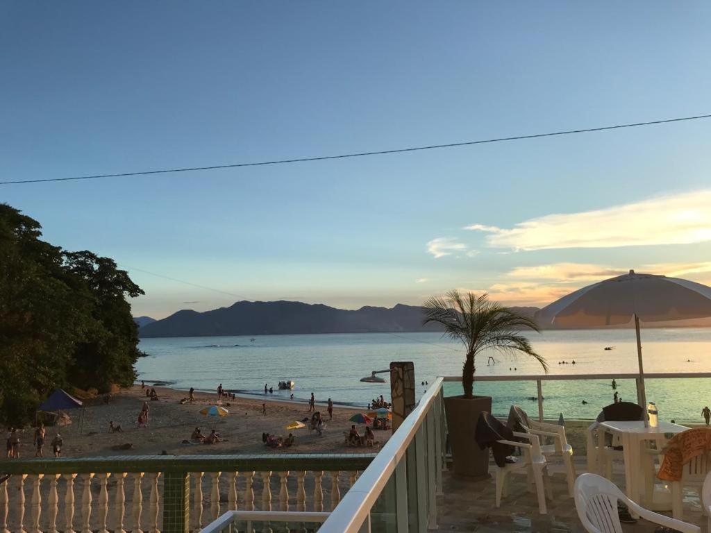 Apartamento Pe Na Areia Frente Para O Mar E Piscina Na Prainha Caraguatatuba Kültér fotó